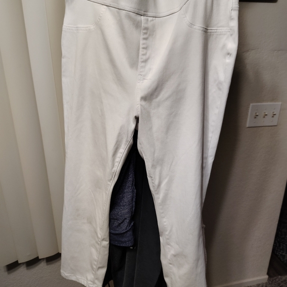 Women's white pants - Picture 2 of 8